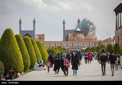 مسافران نوروزی در میدان نقش جهان اصفهان