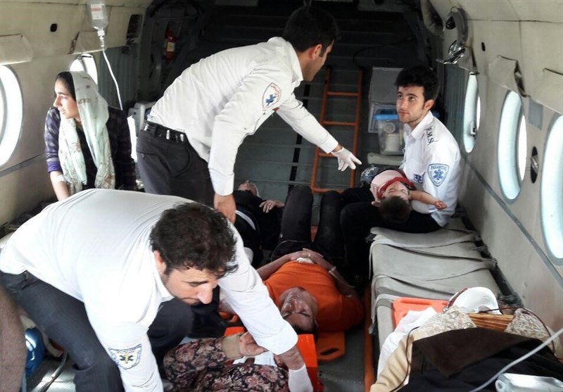 انتقال 14 مصدوم سقوط نیسان در دره پلدختر / حال 5 نفر وخیم است+ تصاویر