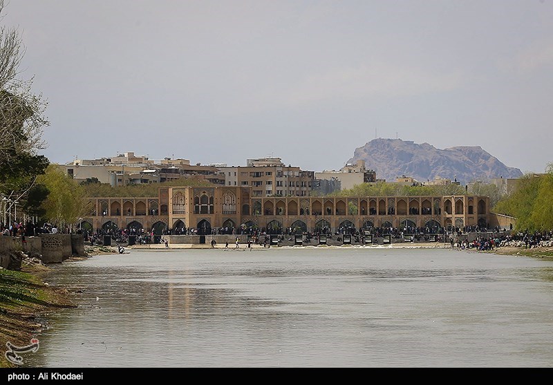 استاندار اصفهان: با اجرای 52کیلومتر لوله‌گذاری، جریان آب در زاینده‌رود برقرار می‌شود