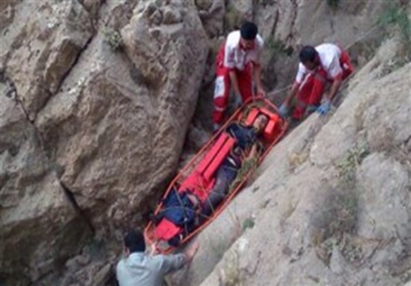 نجات کوهنورد گرفتار در ارتفاعات غرب اصفهان توسط نجاتگران فریدون‌شهر