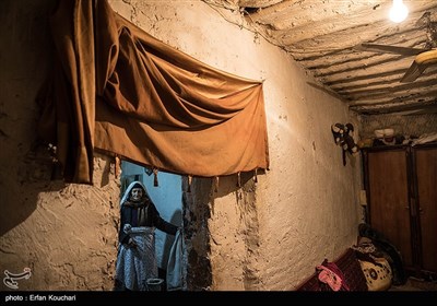 نمای داخلی یکی از خانه های قلعه لهک که به صورت تیر چوبی ساخته شده اند و علاوه بر عدم ایمنی مناسب, محل خوبی برای حضور جانوران موذی است.