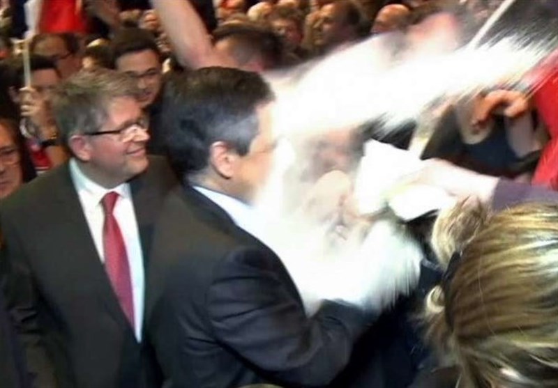 عکس/نامزد ریاست‌جمهوری فرانسه با آرد سفیدپوش شد!