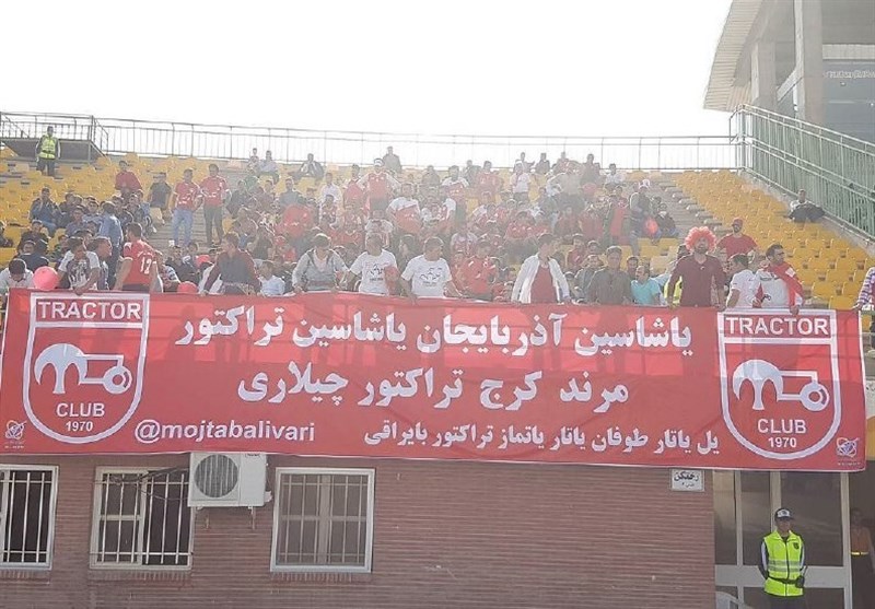 عکس بازیکن پرسپولیس در دست هواداران تراکتورسازی و شعار علیه منصوریان/ مشخص شدن ترکیب تراکتورسازی + عکس