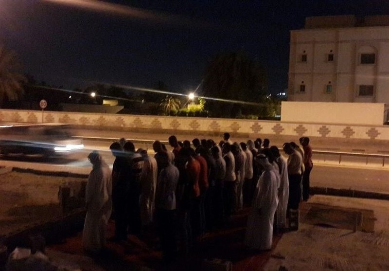 اقامه نماز جماعت در مساجد ویران شده در بحرین +عکس