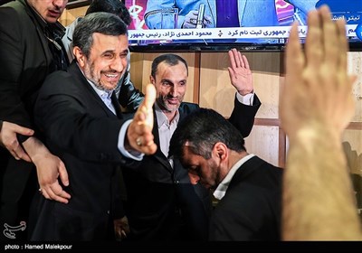 حمید بقایی و محمود احمدی‌نژاد در کنفراس خبری پس از ثبت‌نام در دوازدهمین دوره انتخابات ریاست جمهوری