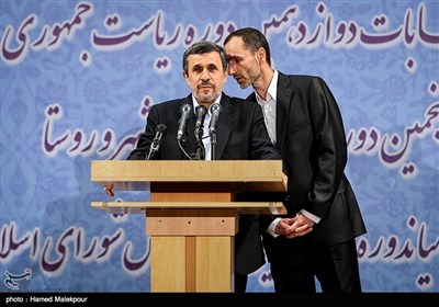 حمید بقایی و محمود احمدی‌نژاد در کنفراس خبری پس از ثبت‌نام در دوازدهمین دوره انتخابات ریاست جمهوری