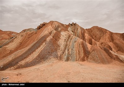 جبال متنوعة الألوان فی زنجان غربی ایران