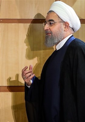 ورود حجت‌الاسلام حسن روحانی به محل کنفراس خبری پس از ثبت‌نام در دوازدهمین دوره انتخابات ریاست جمهوری