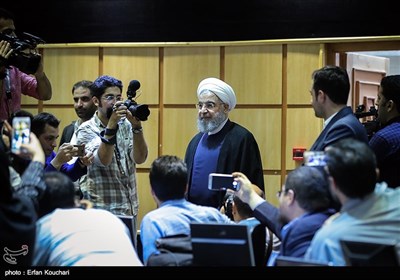 ورود حجت‌الاسلام حسن روحانی به محل کنفراس خبری پس از ثبت‌نام در دوازدهمین دوره انتخابات ریاست جمهوری