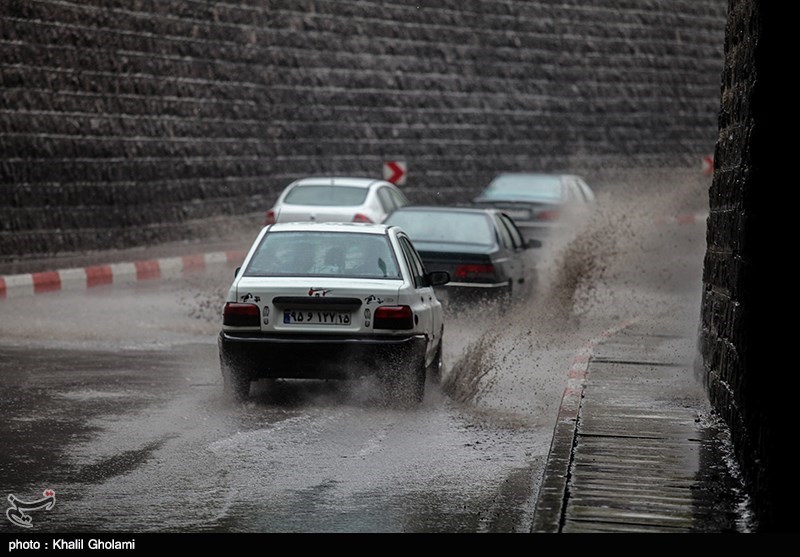 بارش باران محورهای مواصلاتی استان زنجان را لغزنده کرده است