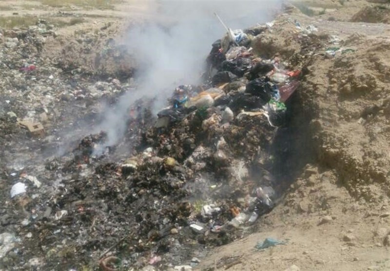 انباشت زباله در 30 متری جاده اصلی اوز ـ خنج/ روستای مهلچه لارستان مکان دفع زباله ندار‌د