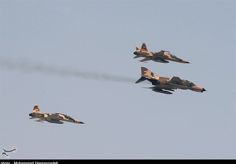 تحلیق لمقاتلات القوات الجویة للجیش الإیرانی فی سماء طهران+ فیدیو