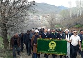 بازدید خادمان آستان قدس رضوی از منطقه سیل زده روستای «چنار» عجب‌شیر+تصاویر