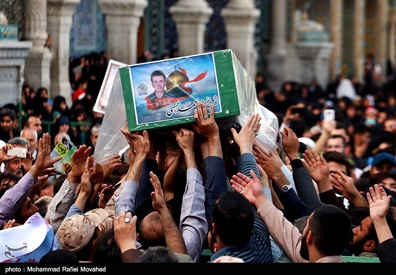 مراسم وداع با پیکر شهید مدافع حرم در حاشیه شهر مشهد برگزار می‌شود