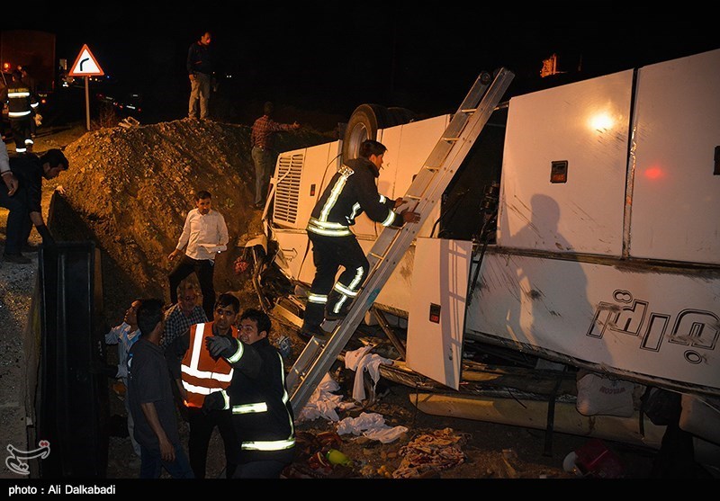 مقتل شخصین وإصابة 18 آخرین فی انزلاق حافلة سیاح ألمانیین فی محافظة فارس