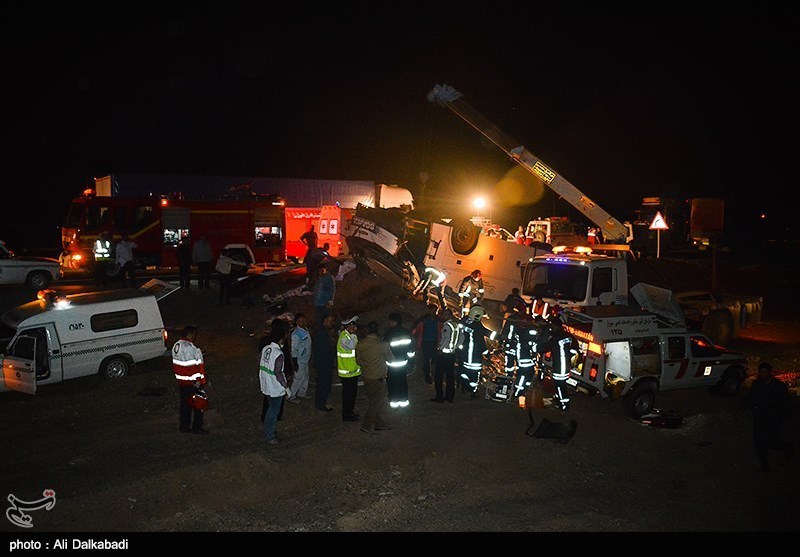 یک کشته و 23 مصدوم در اثر سانحه واژگونی اتوبوس در مسیر اصفهان- شاهین‌شهر