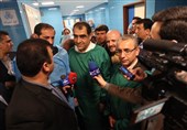 وزیر بهداشت 5 بیمار ریگانی را جراحی کرد