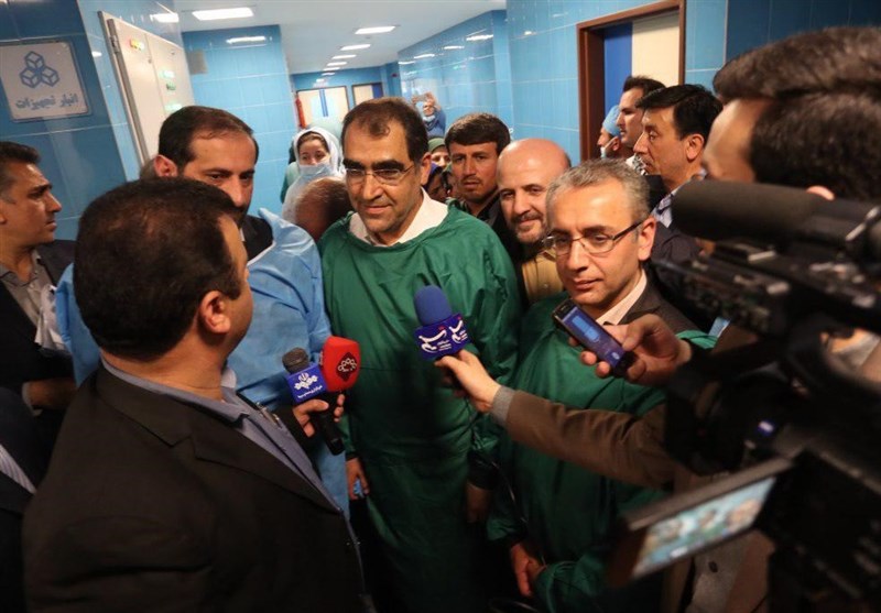 وزیر بهداشت 5 بیمار ریگانی را جراحی کرد