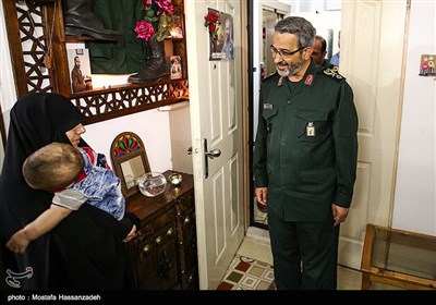 دیدار رئیس سازمان بسیج مستضعفین با خانواده شهید مدافع حرم افشین ذورقی در گرگان