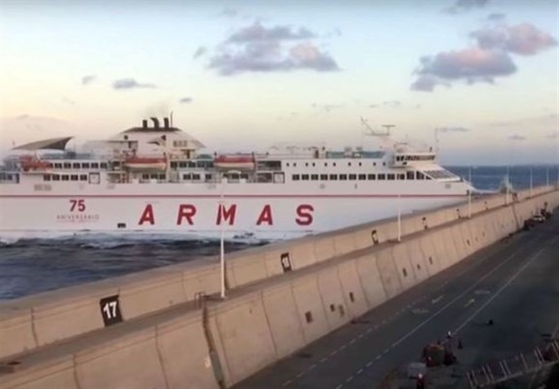 لحظه برخورد کشتی مسافربری با اسکله در اسپانیا +فیلم