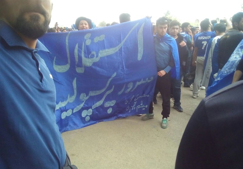 عکس سلفی باجناق‌های استقلال در حرم رضوی/ هواداران به استقبال بازیکنان آمدند+عکس