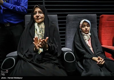 شهره پیرانی همسر شهید داریوش رضایی‌نژاد و دخترش آرمیتا در پنجمین روز سی و پنجمین جشنواره جهانی فیلم فجر
