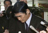 تصویر استعفا و عذرخواهی وزیر ژاپنی مقابل رسانه‌ها