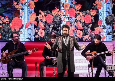 اجرای موسیقی توسط علی زند وکیلی در مراسم اختتامیه سی و پنجمین جشنواره جهانی فیلم فجر