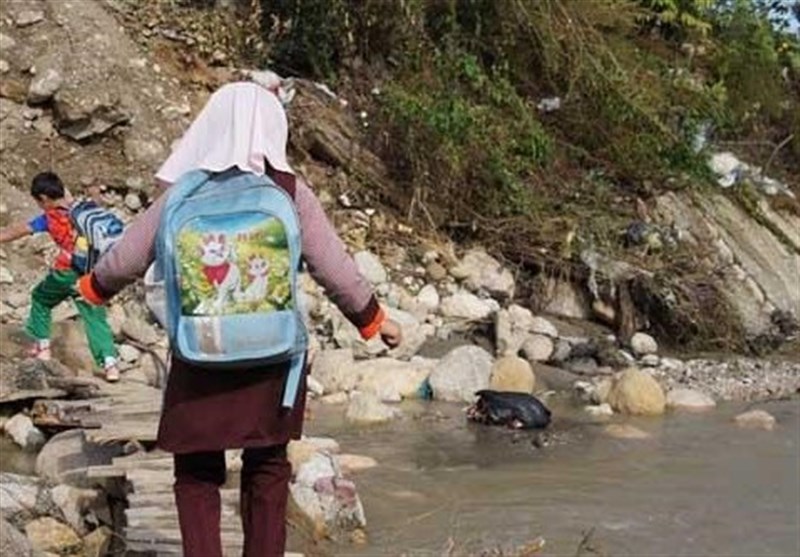 پلی که ناتمام ماند/ دانش‌آموزان «خنیمه سفلی» برای رفتن به مدرسه دل به آب می‌زنند