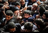 حجت‌الاسلام سیدابراهیم رئیسی در جمع حامیان مردمی هنگام خروج از سالن شهدای هفتم تیر