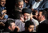 حجت‌الاسلام سیدابراهیم رئیسی در جمع حامیان مردمی هنگام خروج از سالن شهدای هفتم تیر