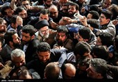 حجت‌الاسلام سیدابراهیم رئیسی در جمع حامیان مردمی هنگام خروج از سالن شهدای هفتم تیر