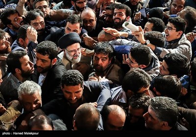 حجت‌الاسلام سیدابراهیم رئیسی در جمع حامیان مردمی هنگام خروج از سالن شهدای هفتم تیر
