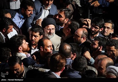 حجت‌الاسلام سیدابراهیم رئیسی در جمع حامیان مردمی هنگام خروج از سالن شهدای هفتم تیر