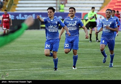 دیدار تیم های فوتبال پدیده مشهد و استقلال تهران