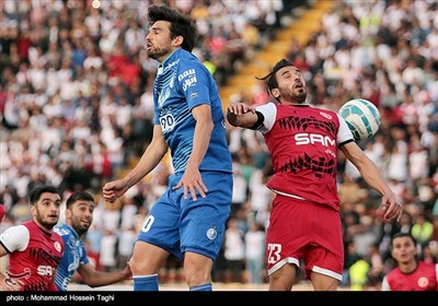 دیدار تیم های فوتبال پدیده مشهد و استقلال تهران