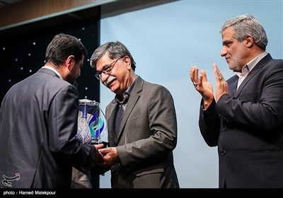 تقدیر از محمدمهدی فرقانی استاد پیشکسوت ارتباطات توسط محمدمهدی دانی رئیس انجمن صنفی خبرنگاران و روزنامه‌نگاران ایران