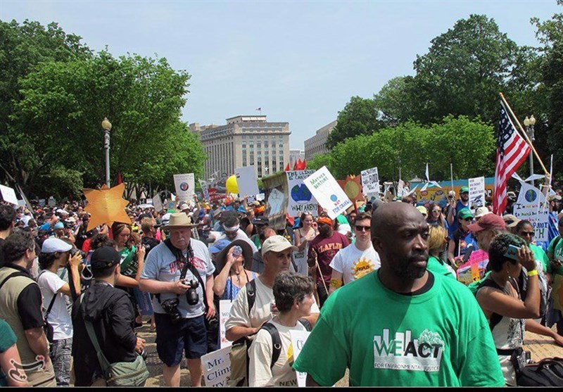 1000s Protest Trump&apos;s Climate Change Policies (+Photos)