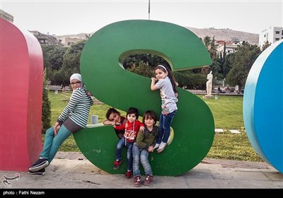 دمشق تکتسی بالثوب الأخضر