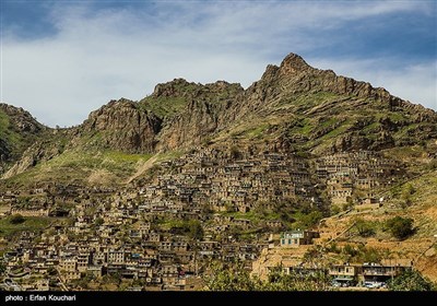 نمایی از روستای هورامان تخت. خانه‌هاى این روستا با سنگ و اغلب به صورت خشکه (بدون استفاده از سیمان و بتن مابین سنگ) و به صورت پلکانى ساخته شده است.