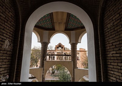 عمارت خسرو آباد سنندج در گذشته محل سکونت ثروتمندان و حکام کردستان بوده است، طبق اسناد تاریخی در سال ۱۲۲۳ هجری قمری به دست امان الله‌ خان اردلان حاکم معروف کردستان ساخته شده و شش هزار متر مربع وسعت دارد.