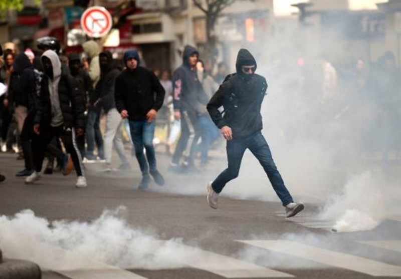 اعتراض خیابانی مردم در پاریس پس از دور اول انتخابات ریاست جمهوری فرانسه - پنجشنبه 7 اردیبهشت
