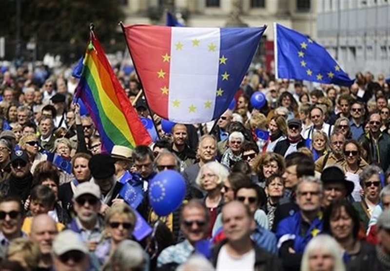 تظاهرات شهروندان آلمانی در حمایت از ماندن فرانسه در اتحادیه اروپا برگزار شد