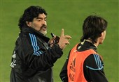 مارادونا: مسی بیشتر شبیه یک عروسک است تا فوتبالیست!/ لغو 3 جلسه از محرومیت او متناقض بود