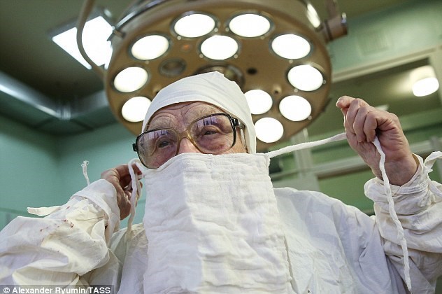 پیرترین جراح جهان یک زن است+عکس