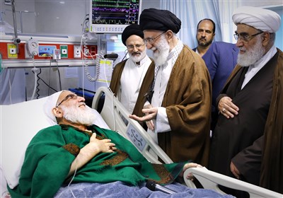 عیادت رهبر معظم انقلاب از آیتالله هاشمی شاهرودی