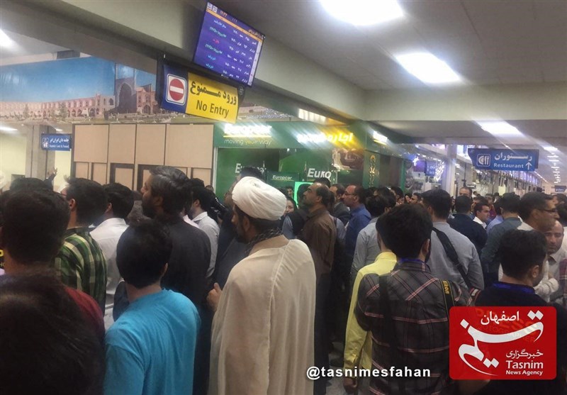 استقبال گسترده و باشکوه مردم از حجت‌الاسلام رئیسی در فرودگاه اصفهان