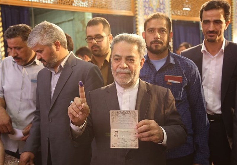 استاندار یزد رای خود را به صندوق انداخت‌