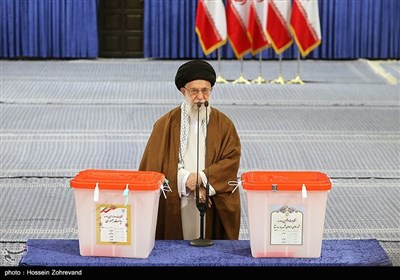 الامام الخامنئی یدلی بصوته فی الانتخابات الرئاسیة والبلدیة