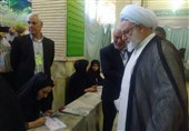 نماینده ولی فقیه در استان ایلام رای خود را به صندوق انداخت